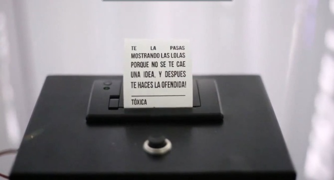 Caja negra La imagen capta el momento en el que la caja negra imprime el mensaje misógino