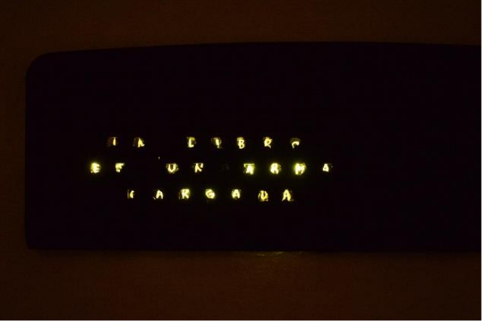 teclado lumínico con frase literaria teclado lumínico con frase de Farenheit 451