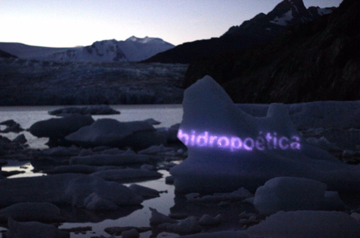 ultima esperanza, glaciar Grey 2013 proyección del nombre de la obra (Hidropoética) sobre el glaciar Grey en 2013