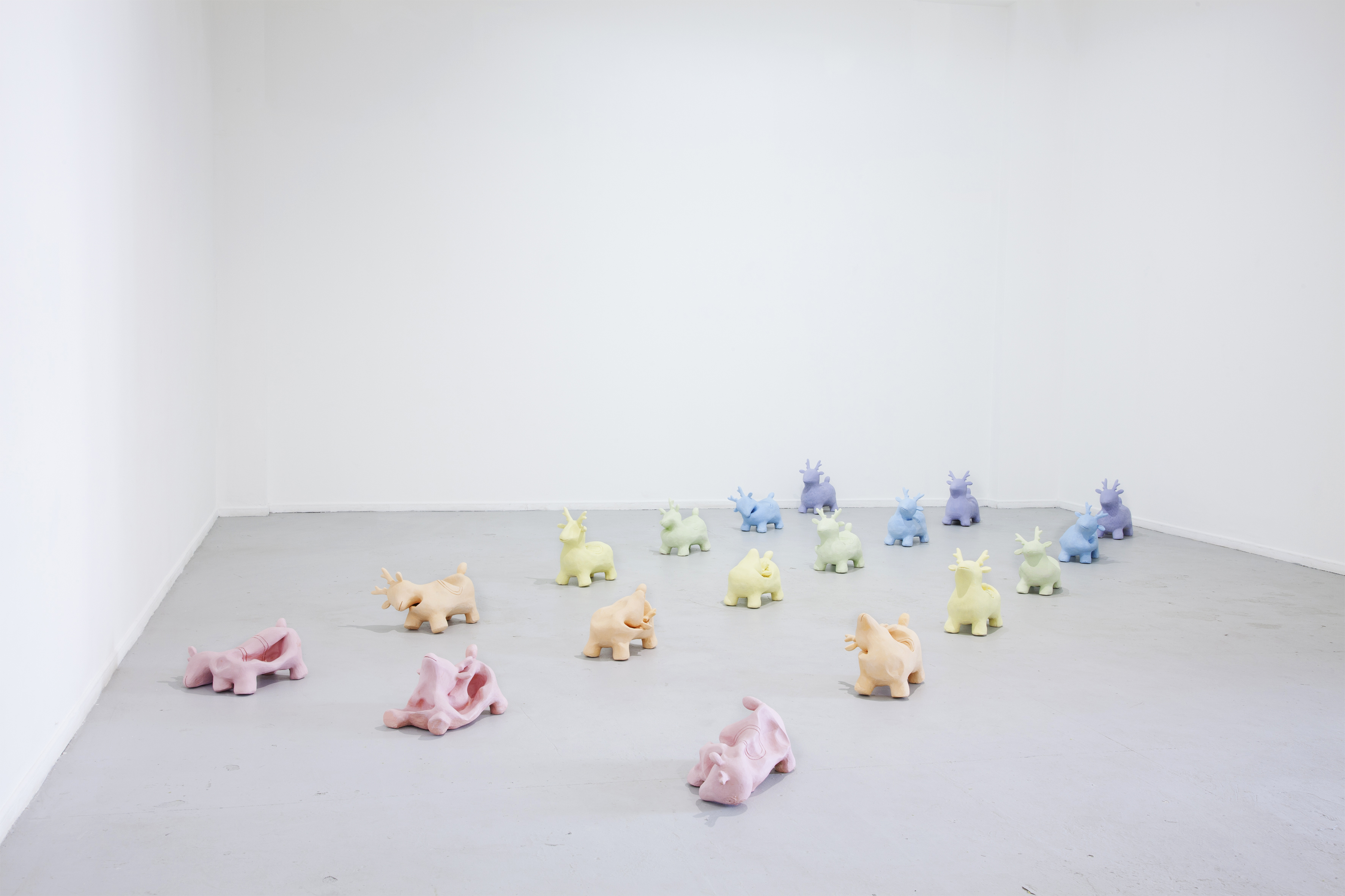 Ni tan pride 18 piezas de cerámica engomadas que presentan la figura de un pony de hule desinflándose progresivamente en filas, por cromías de colores.