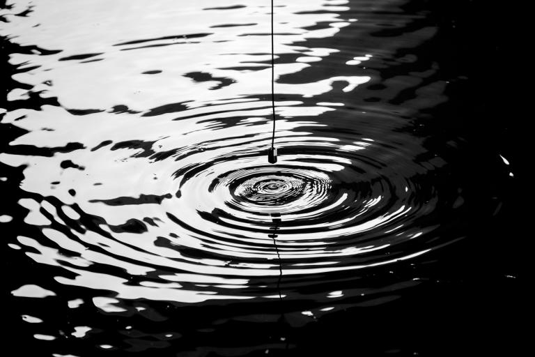 Acqua Alta (2019) Parlante colgando sobre un cuerpo de agua y generando una onda sobre la superficie