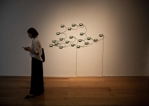 33 Questions per Minute Espacio de exposición con pantallas de LCD montadas en una pared