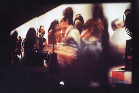 MINUCODE (1968) de Marta Minujín Proyección de la filmación de uno de los cocteles de la obra