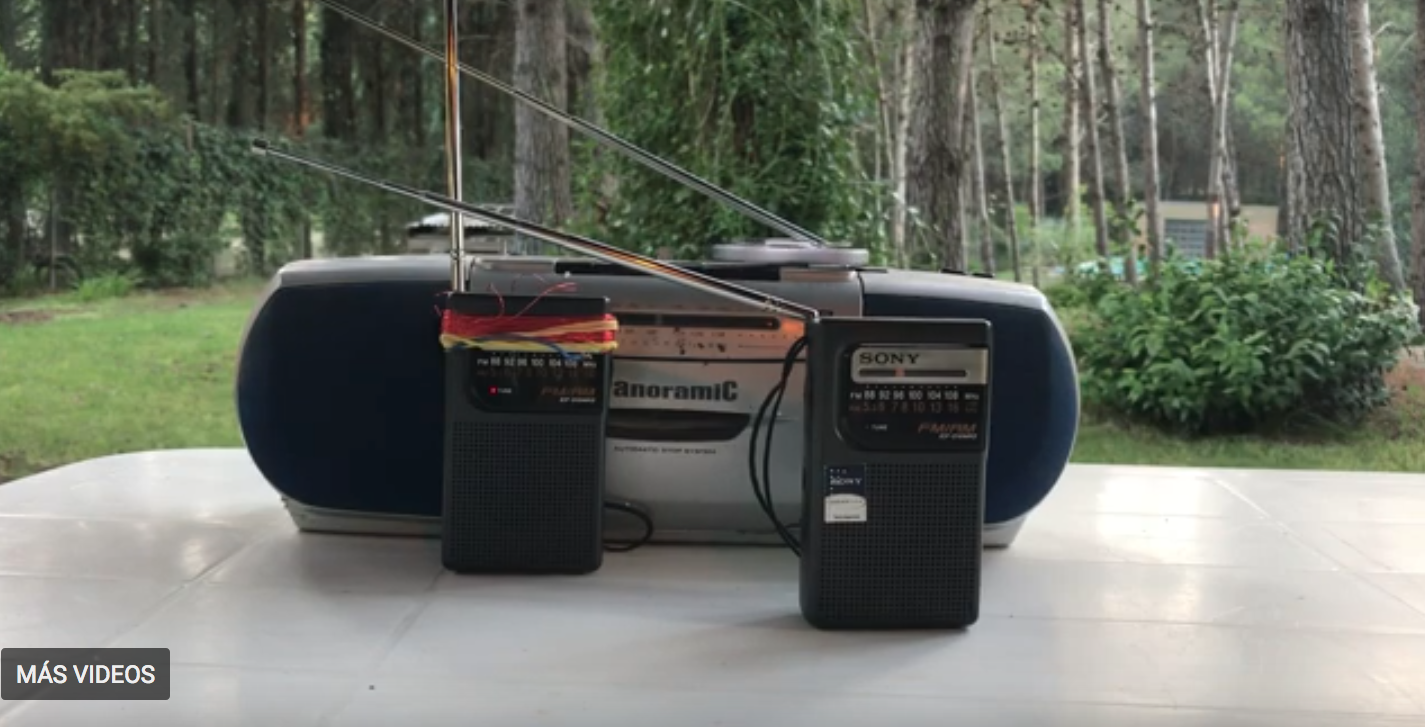 foto de la obra radios AM posicionadas una al lado de otra, en la configuración de modulación de sus campos electromagnéticos