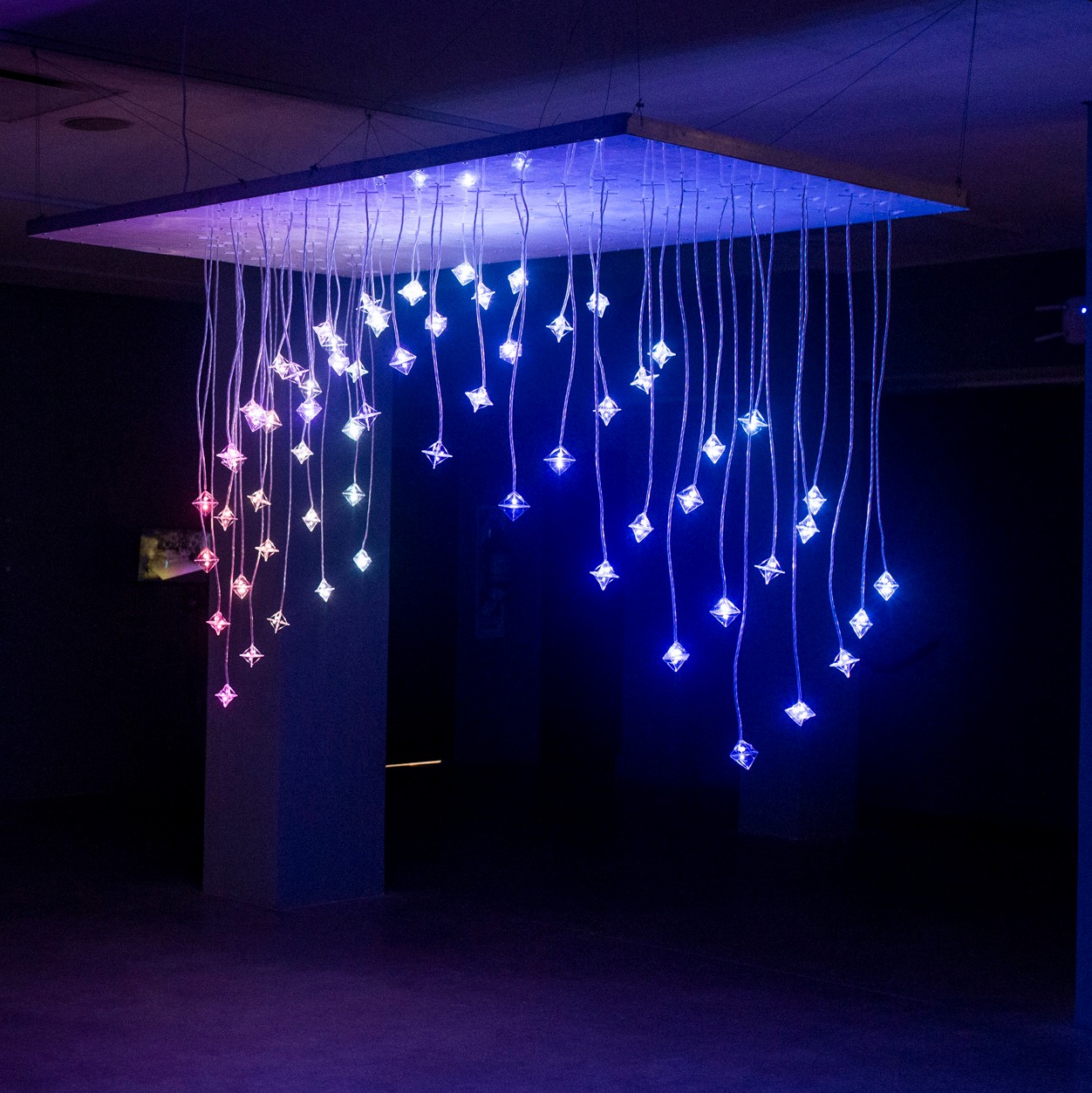 Imagen de la instalacion ¨El espesor de la atmósfera¨ Instalación de las luces que componen la obra