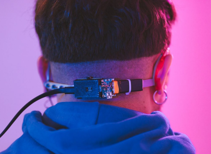 Imagen de ¨Locate Sense¨ Imagen del implante de la cabeza del artista