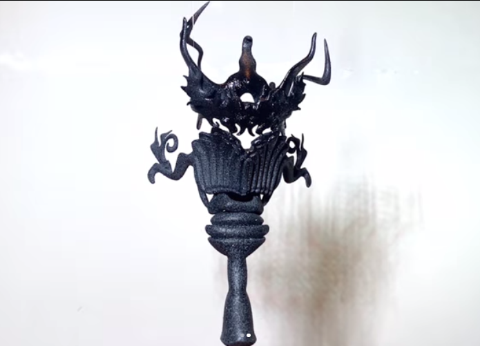 Fonocosa Imagen del dispositivo: Una laringe de textura porosa que cuenta con protrusiones y arabescos de forma orgánica a medio camino entre alien y demoníaca