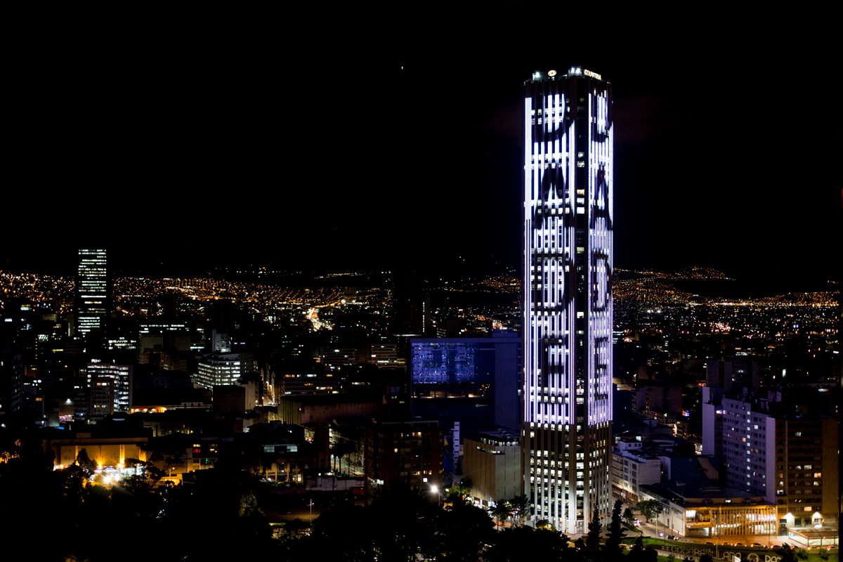 Edificio iluminado con la palabra "DADE" de noche.