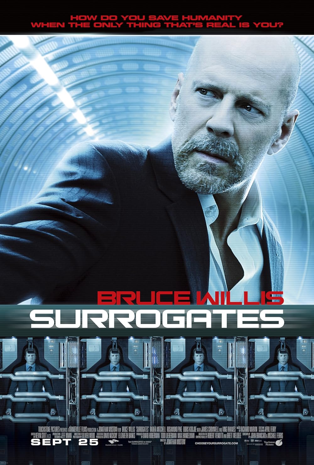 Póster de la película "Surrogates" con Bruce Willis con traje y figuras robóticas alineadas debajo.