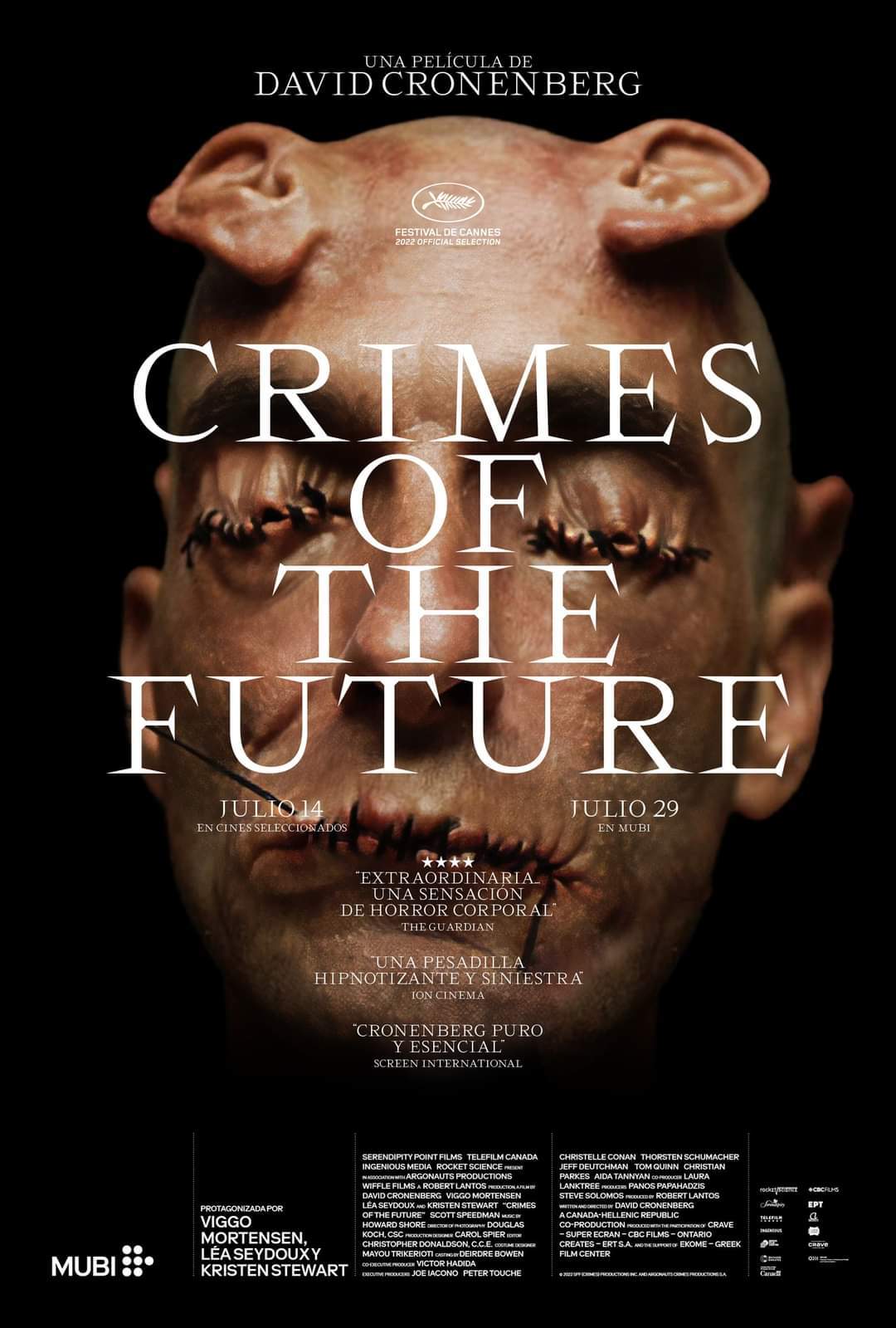 Póster de la película. Primer plano de un rostro con ojos y labios sellados, que evoca un tono surrealista e inquietante. El texto superpuesto dice "Crímenes del Futuro".