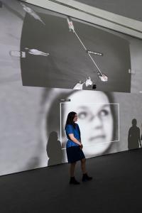 Espacio de exhibición con personas