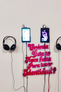 Instalación con dos celulares, auriculares y la frase “¿Cuánta data te hace falta para tener identidad?” en la pared.