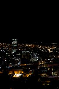 Edificio iluminado con la palabra "DADE" de noche.